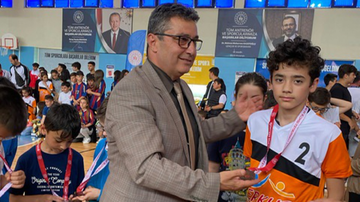 19 Mayıs Atatürk’ü Anma Gençlik ve Spor Bayramı hızlı satranç turnuvasında okulumuz öğrencilerinden Özer Atik 4. olmuştur.